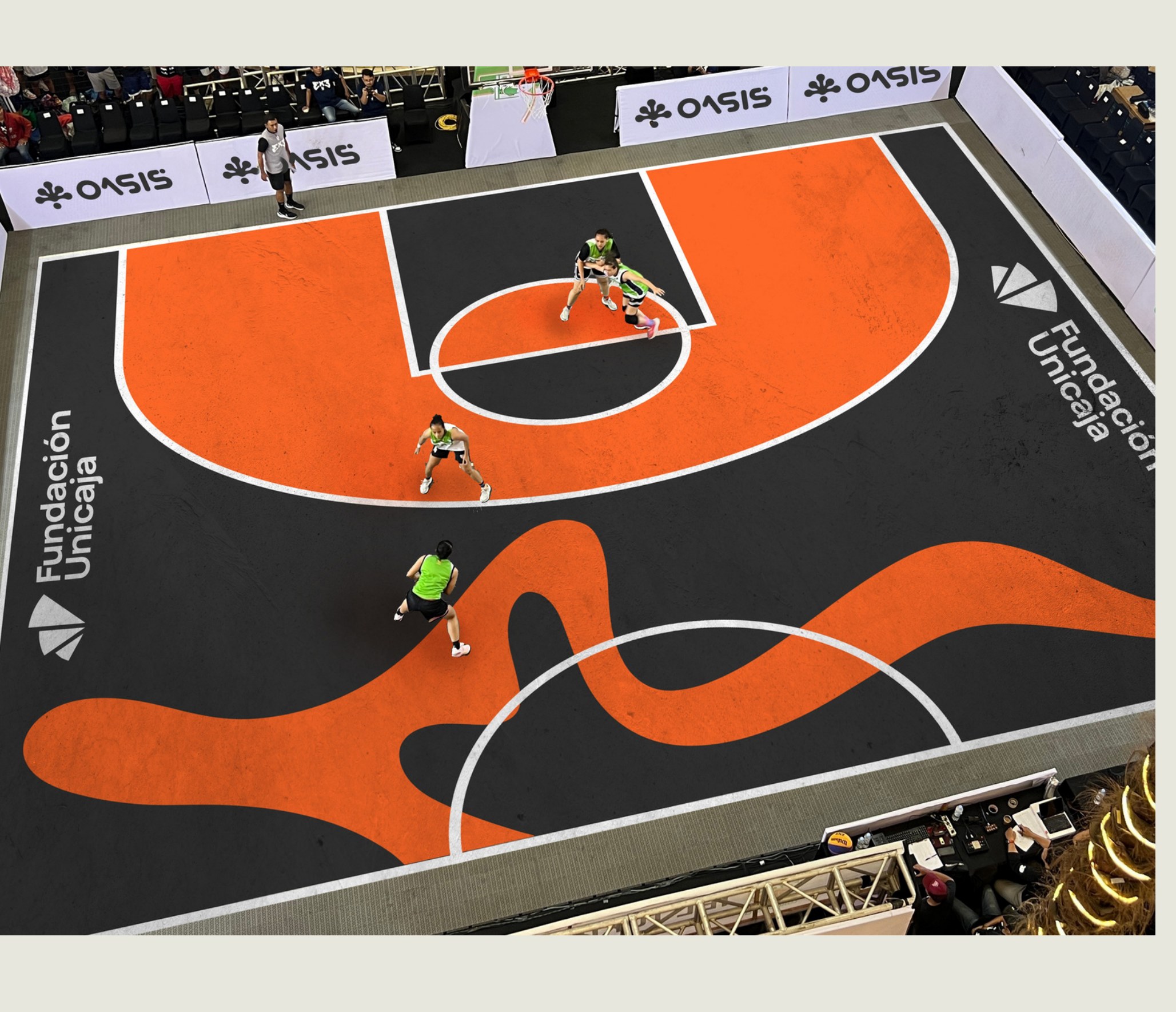 Pista de baloncesto Oasis con formas orgánicas naranjas