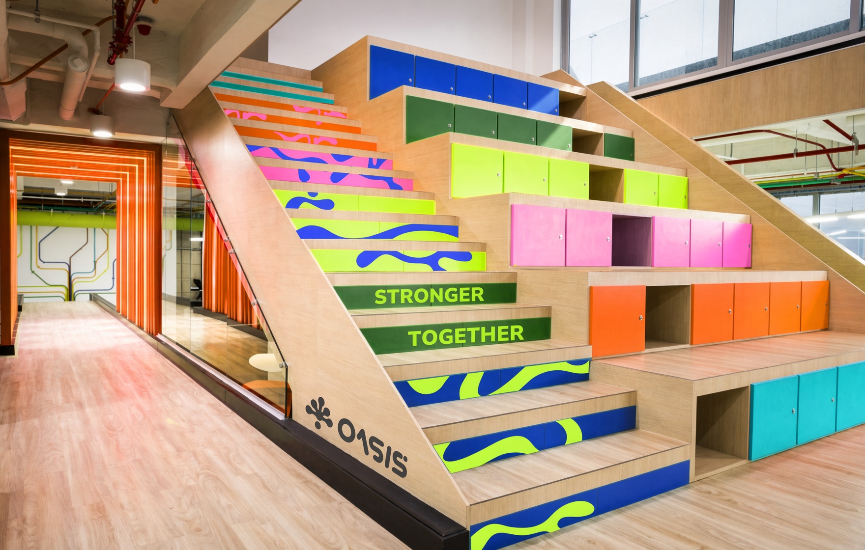 Gradas de madera con el lema Stronger Together